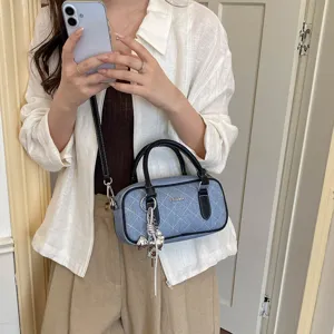 Detailansicht der Damen Jeans gesteppten Schulter Kissentasche, stylische Freizeit Handtasche.