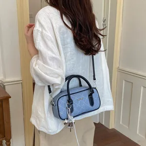 Blaues Denim Quilted Barrel Handtasche für Damen, lässige Umhängetasche und Kissen-Tasche.