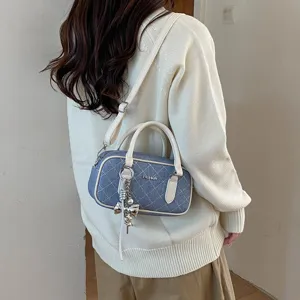 Schicke Denim-Fass-Umhängetasche mit Steppdesign und weißem Besatz für den Pendleralltag.