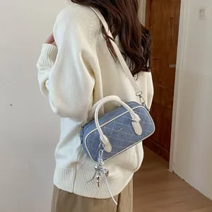 Lässige Denim-Stepp-Umhängetasche für Damen, stilvolle Kissen-Tasche mit weißem Henkel.