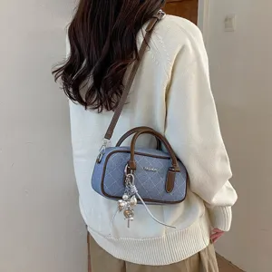 Modische Jeans-Stepp-Umhängetasche für Damen, stilvolle Bowling-Handtasche mit braunem Rand.