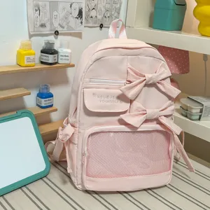 Rosa süßer Rucksack mit Schleifen, Vordertasche aus Netztuch und gesticktem Slogan.