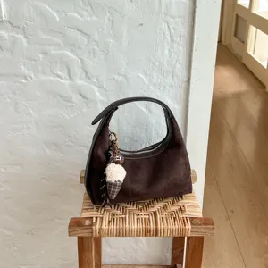Bruine suède hobo tas Koreaanse stijl casual dumpling schoudertas met schattige hanger.