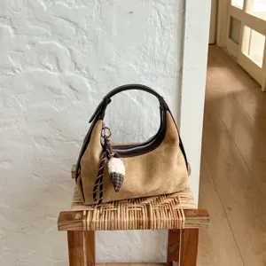 Bruine suède hobo schoudertas detail, stijlvolle retro casual handtas voor dagelijks werk.