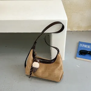 Bruine suède schoudertas, hippe retro tas met grote capaciteit voor de herfststijl.