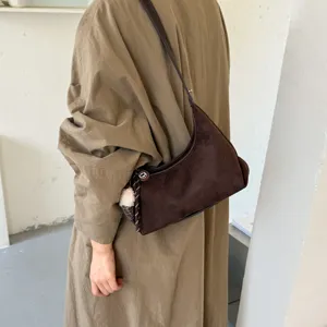 Bruine suède schoudertas, chique minimalistische halve maan tas voor de herfst.