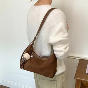 Koreaanse stijl bruine suède hobo schoudertas, casual dumpling tas detail weergave.