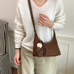 Bruine suède hobo schoudertas detail, stijlvolle casual dumpling tas voor dames