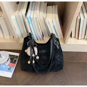 Dettagli della borsa a tracolla vintage nera da donna di grande capacità con ciondolo grazioso.