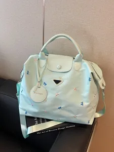 Lichtgroene grote reistas met schattige strikjesborduurwerk, casual handtas en schoudertas.