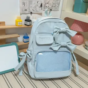 Hellblaue Studenten Rucksack Detail, mit süßen Schleifen und transparenter Tasche.