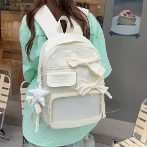 Weißer süßer Schleifen-Rucksack Detailansicht mit transparenter Tasche und cooler Stickerei.