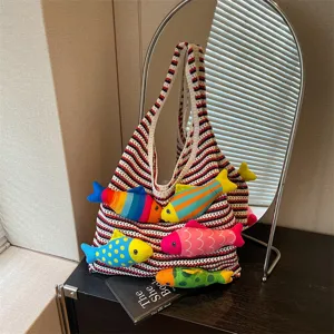 Borsa tote in maglia a righe decorata con pesci di peluche colorati e sfiziosi.