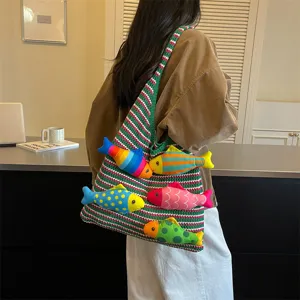 Vista dettagliata della borsa tote in maglia colorata con simpatici pesci 3D decorativi.