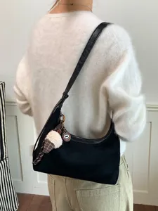 Zwarte Koreaanse stijl schoudertas, retro hobo handtas met leuke hanger voor dames.
