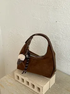 Bruine suède schoudertas voor dames, stijlvolle casual retro hobo tas voor dagelijks.