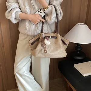Stylish Korean style pleated women handbag autumn commute single shoulder tote bag detail
