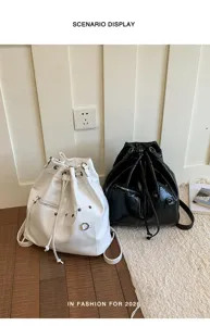 PU Leder Kordelzug Eimer Rucksack Detail zeigt elegante Schwarz und Weiss Farbvarianten.