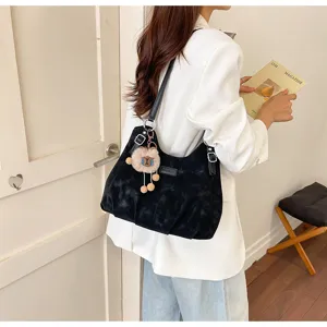 Borsa a tracolla vintage nera da donna, grande shopper in pelle scamosciata con peluche.