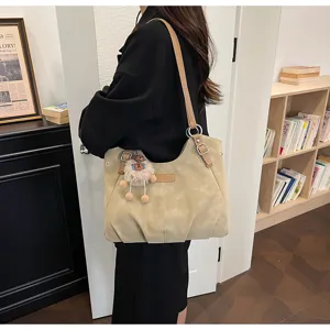 Borsa a spalla vintage casual da donna, tote bag di grande capacità con ciondolo in peluche carino.