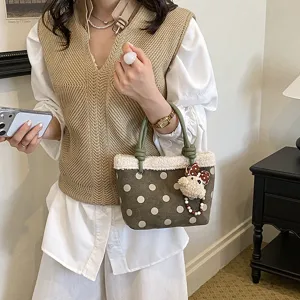 Chic polka dot handtasche für damen, herbst plüsch tasche mit süßem bären anhänger für den alltag.