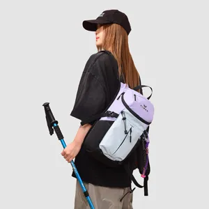 Vista dettagliata dello zaino da trekking leggero in viola e blu, ideale per escursioni e viaggi.
