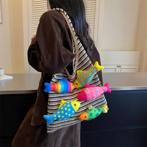 Borsa tote in maglia da donna con simpatici pesci peluche colorati, borsa a spalla grande capacita.