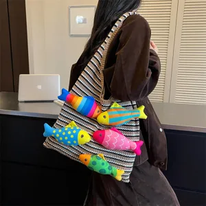 Borsa shopper in maglia da donna con simpatici pesci di peluche, borsa a spalla autunnale casual.