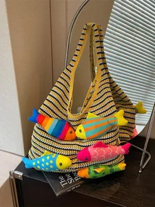 Graziosa borsa a shopper in maglia da donna, borsa a spalla rigata gialla con ciondoli a pesce.
