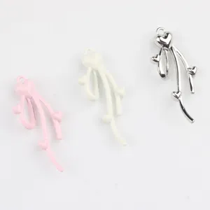 Primo piano di ciondoli in lega a cuore rosa, bianco e argento per gioielli fai da te.