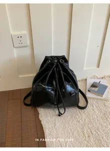 Detailansicht des stilvollen schwarzen PU-Leder-Motorrad-Rucksacks mit Kordelzug-Design.