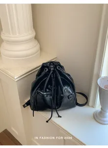 PU Leder Kordelzug Eimer Rucksack, stylische Motorrad Stil Pendlertasche mit Reißverschlusstasche.