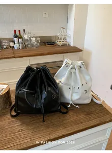 Große PU Kordelzug Motorrad Rucksack, stilvolle Pendler Beuteltasche mit coolen Nieten und Reißverschluss.