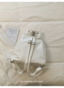 Weisser PU Leder Kordelzug Rucksack Detailansicht mit minimalistischem Pendlerstil.