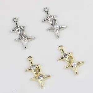 Vue détaillée de pendentifs double étoile en alliage incrustés de zircone et de perles.