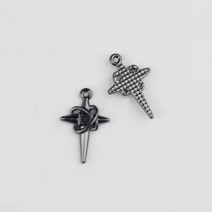 Ciondolo charm con spada croce in lega metallica scura per gioielli fai da te artigianali.