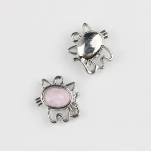 Detailansicht des niedlichen Katzen-Anhaenger aus Legierung mit Harz fuer DIY Schmuck.