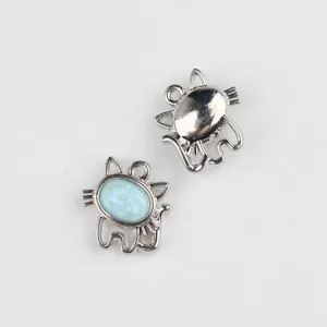 Nahaufnahme von silbernen Katzenanhängern aus Legierung mit blauer Harzeinlage für Schmuck.