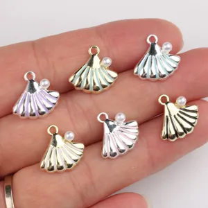 Gros plan de pendentifs coquillage perle email coloré pour fabrication de bijoux DIY bracelet collier