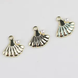 Vue détaillée de pendentifs coquillage en alliage avec émail et perle pour bijoux.
