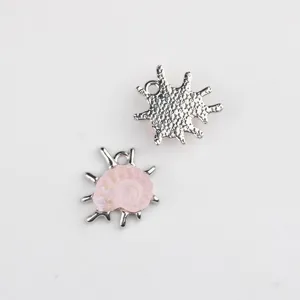 Schelp hanger detailopname, legering en roze hars sieraden bedel voor DIY ketting oorbellen maken.