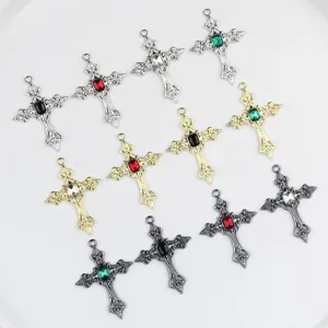Ciondoli a croce in lega vintage con pietre di zircone colorate per creazione di gioielli.