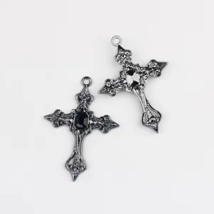 Vista dettagliata del ciondolo a croce in lega gotica con zircone nero per creazione di gioielli DIY.