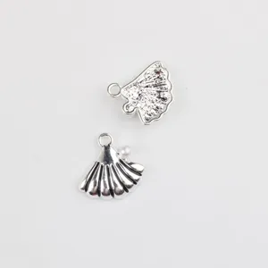 Vue détaillée du pendentif coquillage en alliage argenté, parfait pour la création de bijoux DIY.