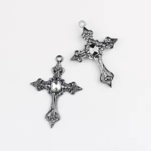 Primo piano del ciondolo a croce in lega d'argento gotica con zircone trasparente, dettagli.