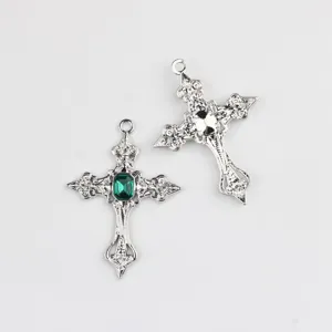 Ciondoli a croce gotica in lega d'argento con pietra preziosa per creazione di gioielli.