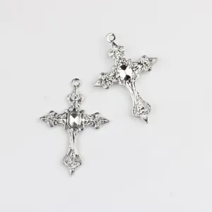 Ciondolo croce gotica in lega argentata con strass trasparente per creazione di gioielli fai da te.
