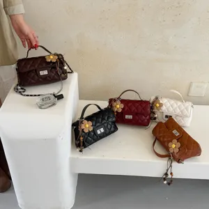 Μικρή καπιτονέ τσάντα ώμου για γυναίκες, κομψή χιαστί τσάντα χειρός με αλυσίδα σε χρώματα.