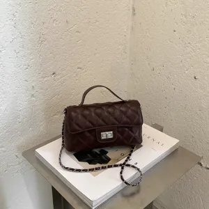 Μικρη τετραγωνη τσαντα σε σκουρο καφε με μεταλικη αλυσιδα και χειρολαβη για γυναικες.