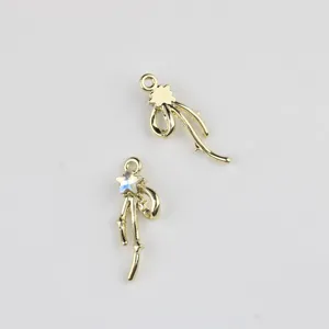 Primo piano ciondolo fiocco stella zircone lega oro per accessori di gioielleria fai da te.